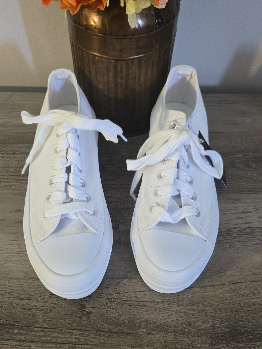 No Boundaries White Low-Top Memory Foam Sneakers